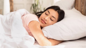 Pilih satu langkah yang paling mudah, seperti menyimpan ponsel 30 menit sebelum tidur atau menetapkan jam bangun yang konsisten. 